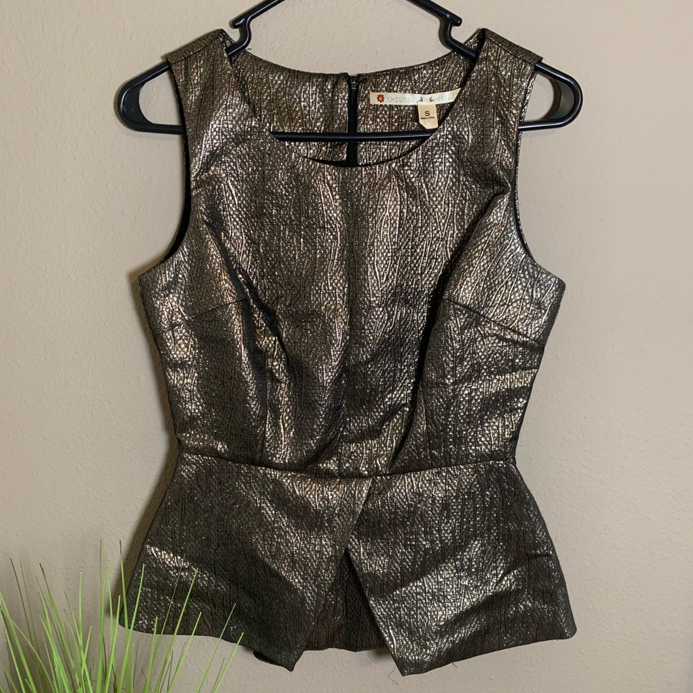 Chelsea & Violet sleeveless zip up gold/black blouse. Size S.